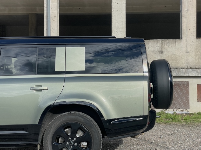 Land Rover Defender Langversion 130 D300 AWD: Das längere Hack kommt im Gepäckraum zugute