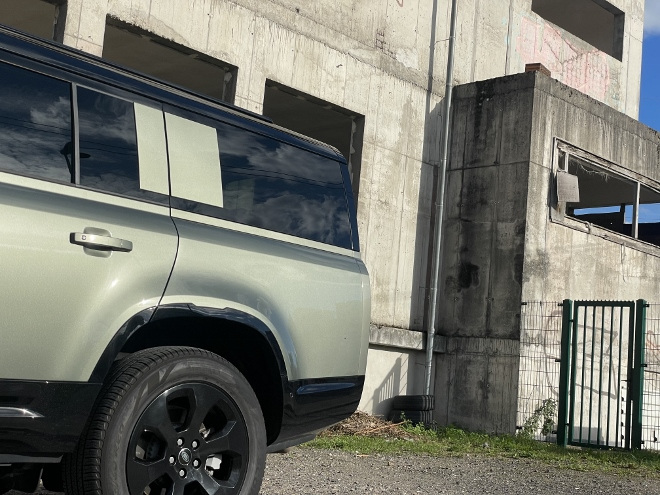 Land Rover Defender Langversion 130 D300 AWD: Das länger Heck der Langversion 130 bei gleichem Radstand wie im Defender 110