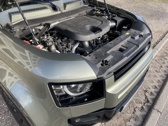 Land Rover Defender Langversion 130 D300 AWD 3 l Diesel Motor mit 6 Zylindern und 300 PS Leistung