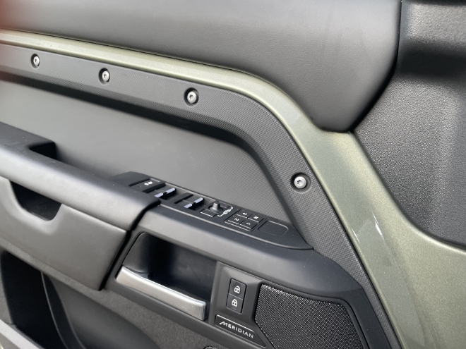 Land Rover Defender Langversion 130 D300 AWD Befestigung der Tür,verkleidung und Fensterheber, Tasten und Fach an der Beifahrertür