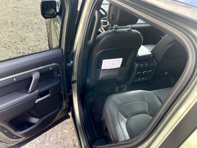Land Rover Defender Langversion 130 D300 AWD Rückbank und Beinfreiheit hinten