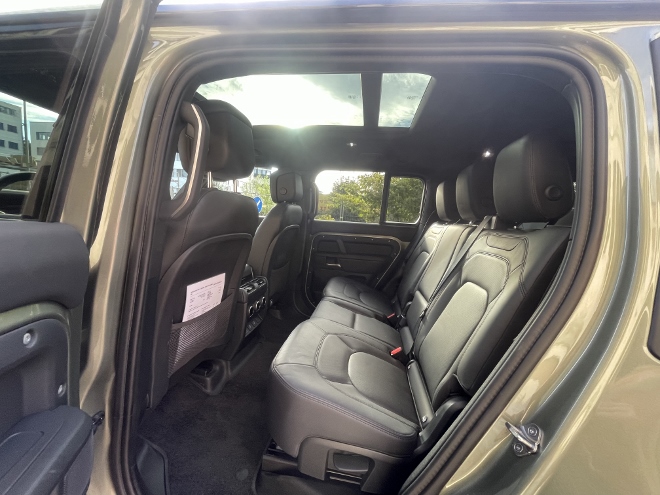 Land Rover Defender Langversion 130 D300 AWD hinten sitzen auf der Sitzbank unter dem Panorama Glasdach. Beinfreiheit im Fond hinter den Vordersitzen