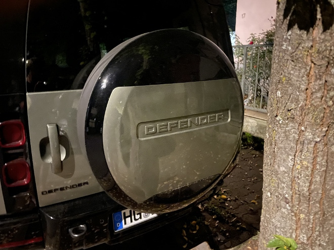 Land Rover Defender Langversion 130 D300 AWD Ersatzrad hinten auf der Hecktür, Achtung beim zurück stoßen