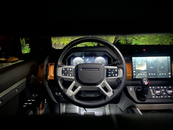 Land Rover Defender Langversion 130 D300 AWD cockpit, Instrumente, Bildschirm, Klima, Konsole, Lenkrad