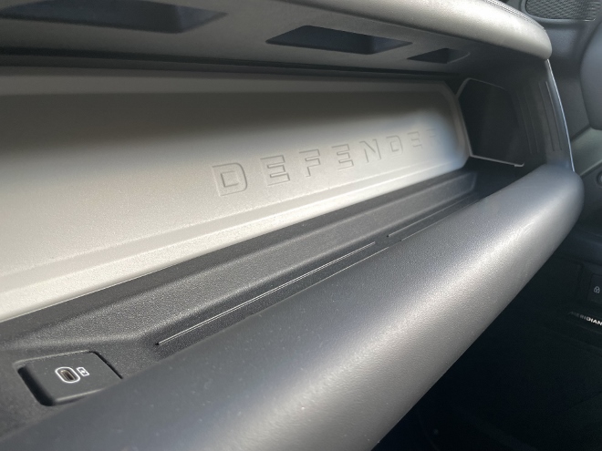Land Rover Defender Langversion 130 D300 AWD Ablage und USB C Anschluss vor dem Beifahrersitz