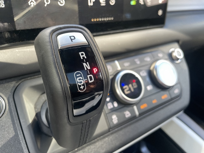 Land Rover Defender Langversion 130 D300 AWD: Aus dem Armaturenbrett hervorragende Wahlhebelautomatik, eine Art Revolverschaltung