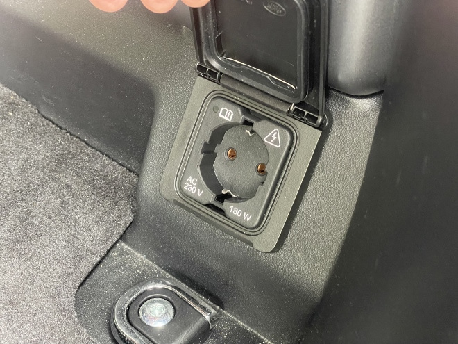 Land Rover Defender Langversion 130 D300 AWD Steckdose im Kofferraum