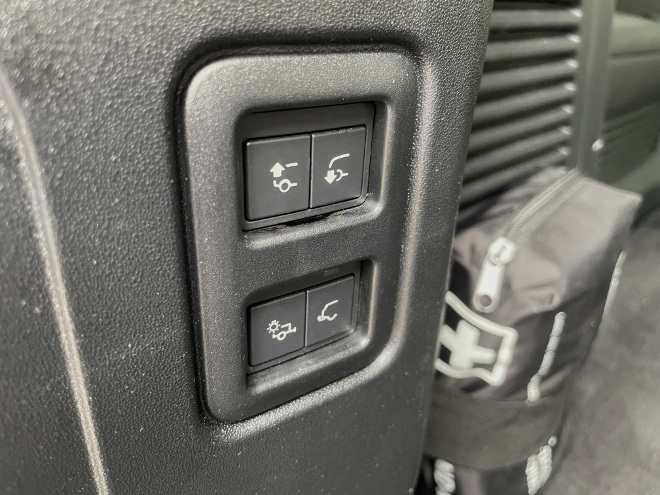 Land Rover Defender Langversion 130 D300 AWD Niveauregulierung: Tasten im Kofferraum, um das Fahrzeug zum Laden abzusenken