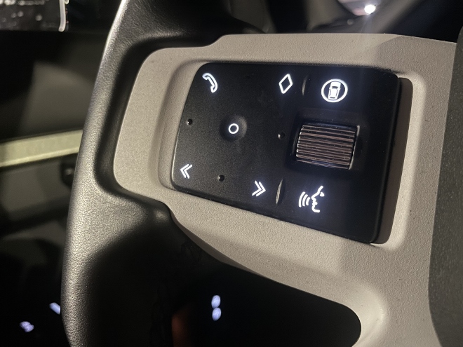Land Rover Defender Langversion 130 D300 AWD Tasten am Lenkrad für das Telefon und die Sprachsteuerung auf dem Lenkrad