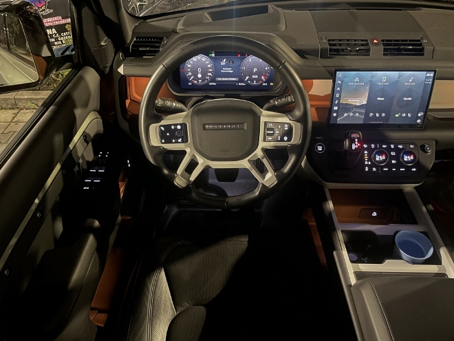 Land Rover Defender Langversion 130 D300 AWD cockpit, Lenkrad, Bildschirm und Ablagen