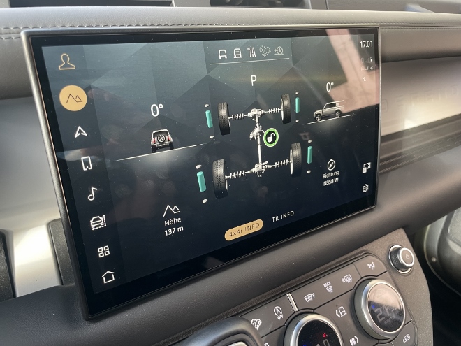 Land Rover Defender Langversion 130 D300 AWD 4x4 Info auf dem Bildschirm. Angaben zur Höhe zur Himmelsrichtung und zur Neigung des Fahrzeugs und der Achsverschränkung