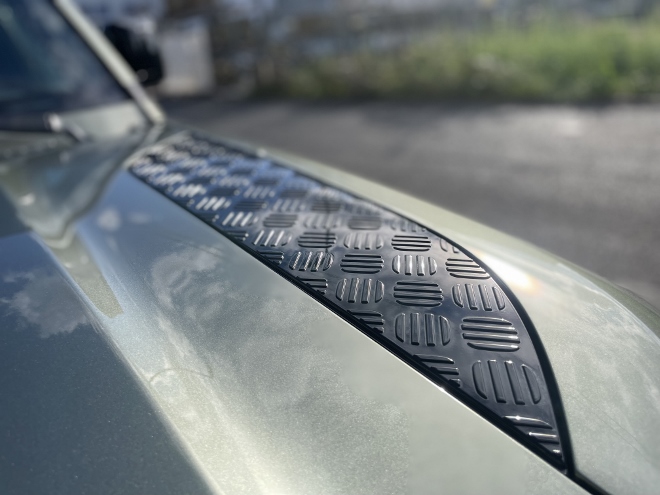 Land Rover Defender Langversion 130 D300 AWD Fläche zum stehen auf der Motorhaube