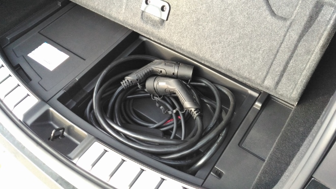 Neuer Lexus NX 450h Fach für das Ladekabel im Kofferraum