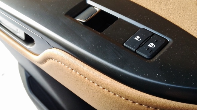 Neuer Lexus NX 450h Tasten zum Tür schließen in der Türverkleidung
