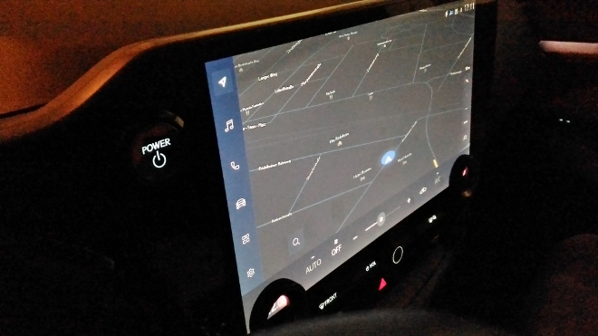 Neuer Lexus NX 450h Bildschirm nachts