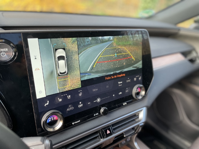 Lexus RX 450h Rückfahrkamera und 360° Rundumsichtsystem auf dem Bildschirm
