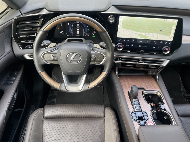 Lexus RX 450h Cockpit, Lenkrad, Instrumente und Bildschirm