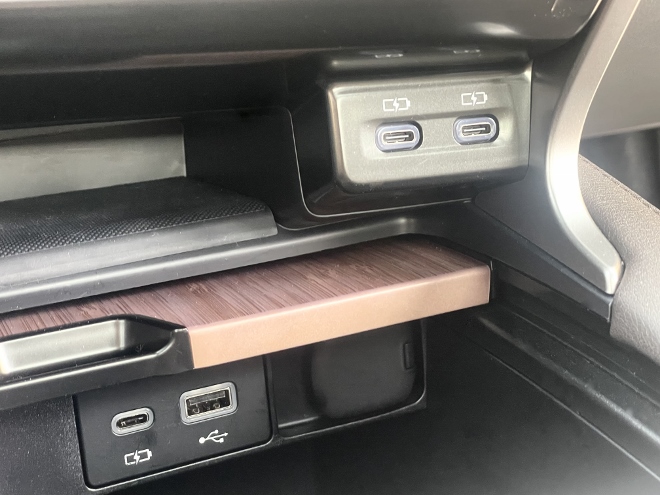 Lexus RX 450h USB Anschlüsse in der Mittelkonsole für die Vordersitze