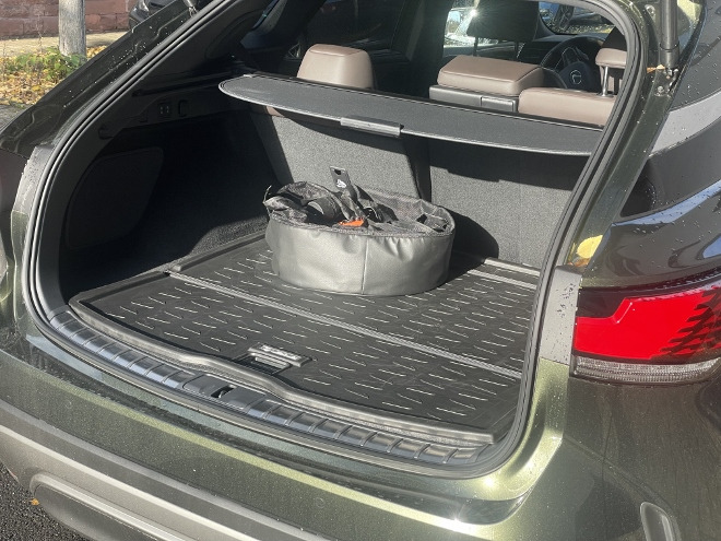 Lexus RX 450h Kofferraum mit solider Boden aus Kleidung und Tasche der Ladekabel