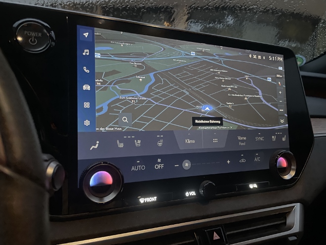 Lexus RX 450h großer Touchscreen Bildschirm mit Navigationskarte