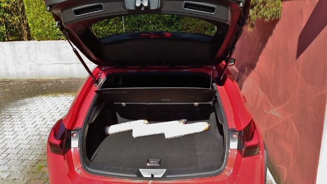 Kofferraum und Heckklappe im Lexus UX 250h
