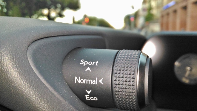 Fahrmodus Schalter Sport, Normal und Eco im Lexus UX 250h
