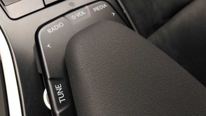 Radiosender und Lautstärke einstellen im Lexus UX 250h