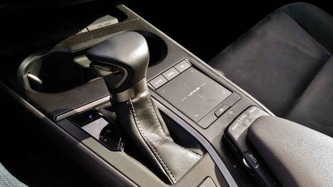 Automatik Wahlhebel im Lexus UX 250h