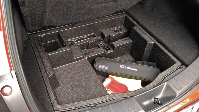 Fach im Boden des Kofferraum im Lexus UX 250h