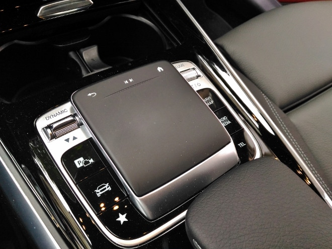 Mercedes GLB 220d Touchpad Controller auf der Mittelkonsole