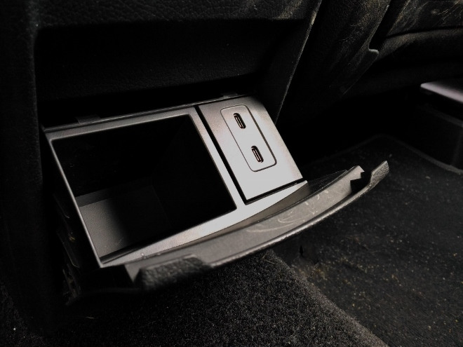 Mercedes GLB USB Anschluss und Fach hinten