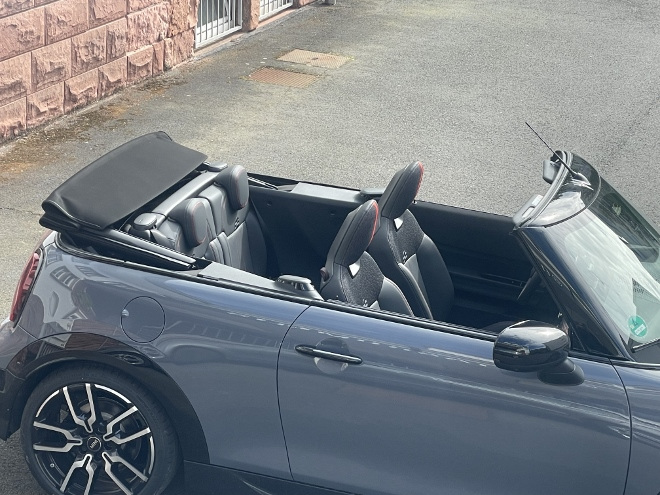 Mini Cooper C Cabrio mit geöffnetem Dach