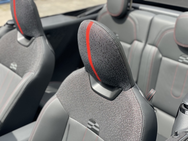 Mini Cooper C Cabrio Viersitzer mit geöffneten Dach