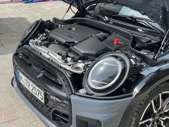 Mini Cooper C Cabrio Motor mit 163 PS, Vierzylinder mit Turbo Aufladung