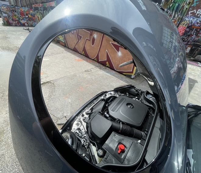 Mini Cooper C Cabrio Motor durch die Scheinwerfer Luke gesehen bei geöffneter Motorhaube