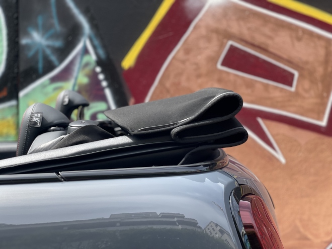 Mini Cooper C Cabrio Verdeck liegt hinten auf dem Heck hinter den Rücksitz auf und versperrt wenig die Sicht nach hinten