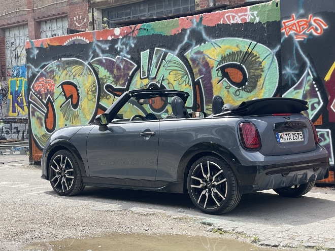 Mini Cooper C Cabrio Seitenansicht von rechts hinten