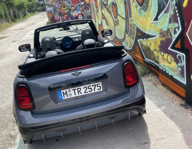 Mini Cooper C Cabrio aus der Heckansicht, Verdeck liegt auf dem Heck auf