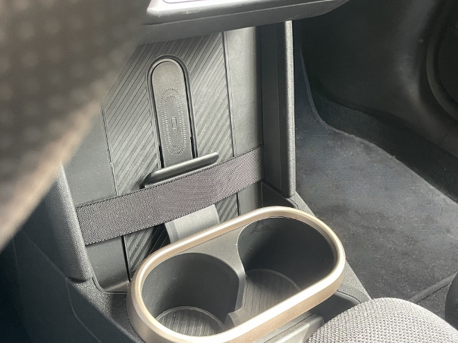 Mini Cooper C Cabrio induktive Ladestation für das Smartphone mit Schlaufe zum festhalten, davor der doppelte Becherhalter