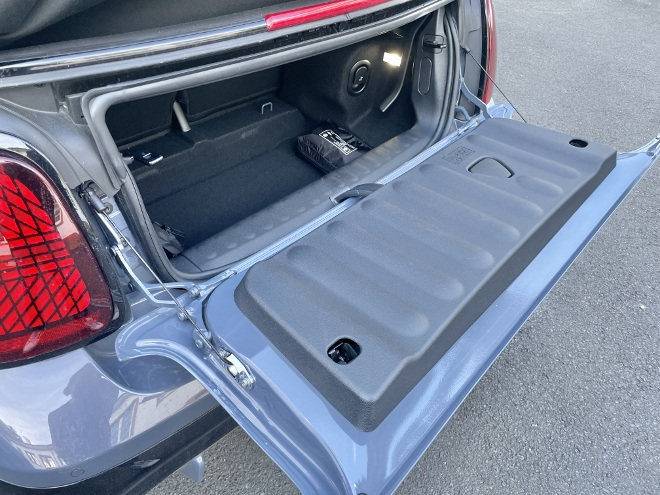 Mini Cooper C Cabrio kofferraumklappe nach hinten öffnend und geringes Volumen im Gepäckraum