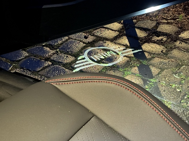 Mini Cooper C Cabrio , Mini Emblemen nachts auf der Straße vor der Tür
