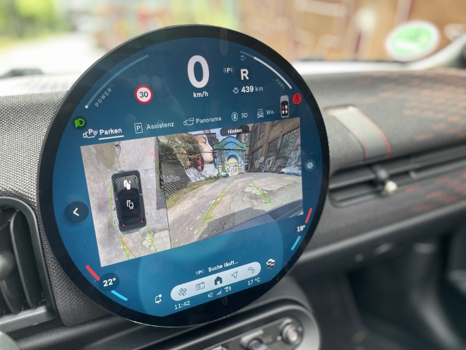 Mini Cooper C Cabrio Bild der Rückfahrkamera und der 360 Grad Kamera auf dem runden Bildschirm, gesplittetes Bild