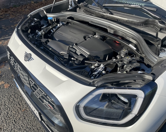 Mini Countryman D Serie 3 mit Dieselmotor, Motor und Scheinwerfer