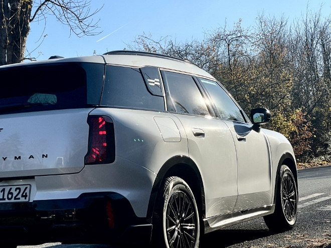 Mini Countryman D Serie 3 mit Dieselmotor, Heck und Seite