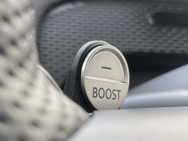 Mini Countryman D Serie 3 mit Dieselmotor, Boost Taste am Lenkrad