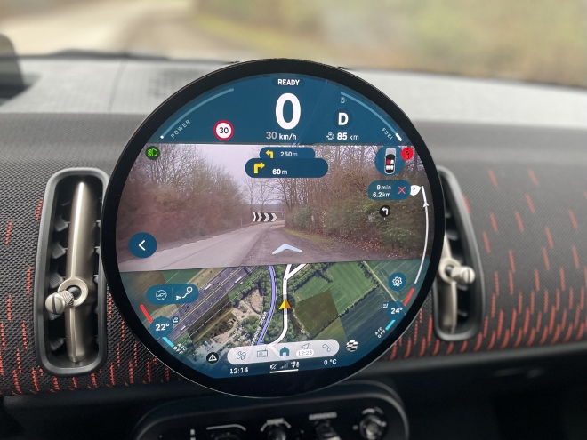 Mini Countryman D Serie 3 mit Dieselmotor im Test, Kamerabild der Frontkamera mit dem Pfeilen der Augmented Reality Funktion