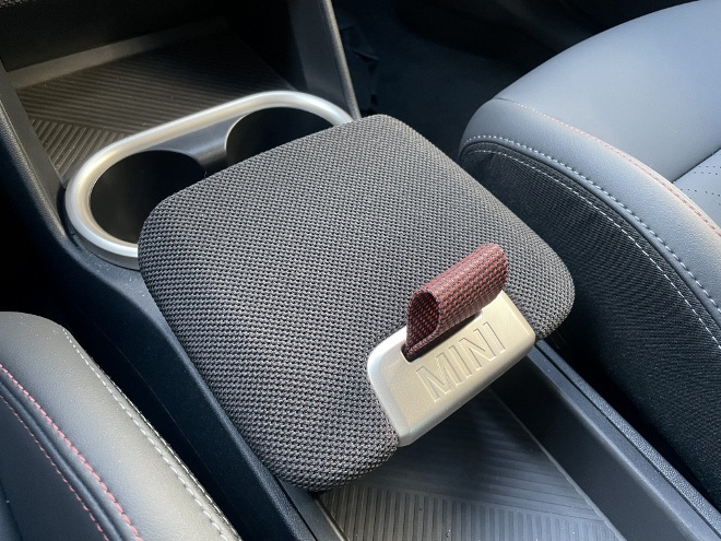 Mini Countryman D Serie 3 mit Dieselmotor, ablagebox zwischen den Vordersitzen