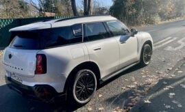 Mini Countryman D Serie 3 mit Dieselmotor, von der Seite und hinten gesehen, Seiten Ansicht