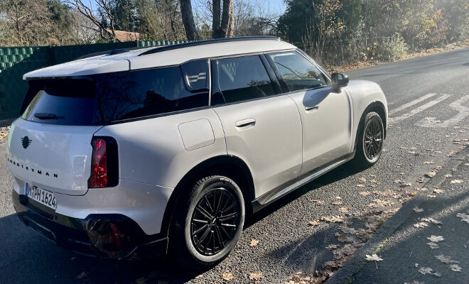 Mini Countryman D Serie 3 mit Dieselmotor, von der Seite und hinten gesehen, Seiten Ansicht