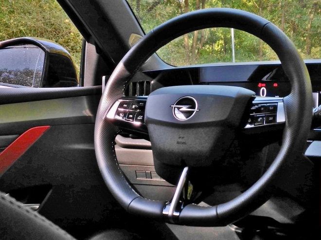Neuer Opel Astra Lenkrad